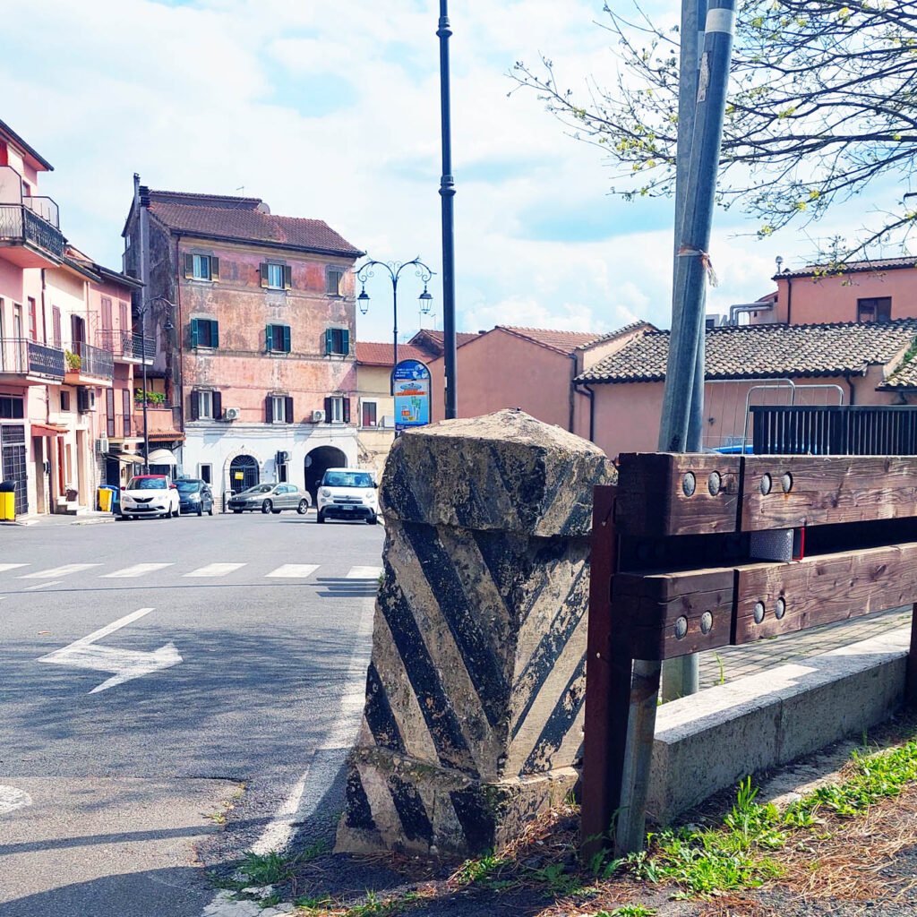 Cippo bicolore segnaletico - Rignano Flaminio