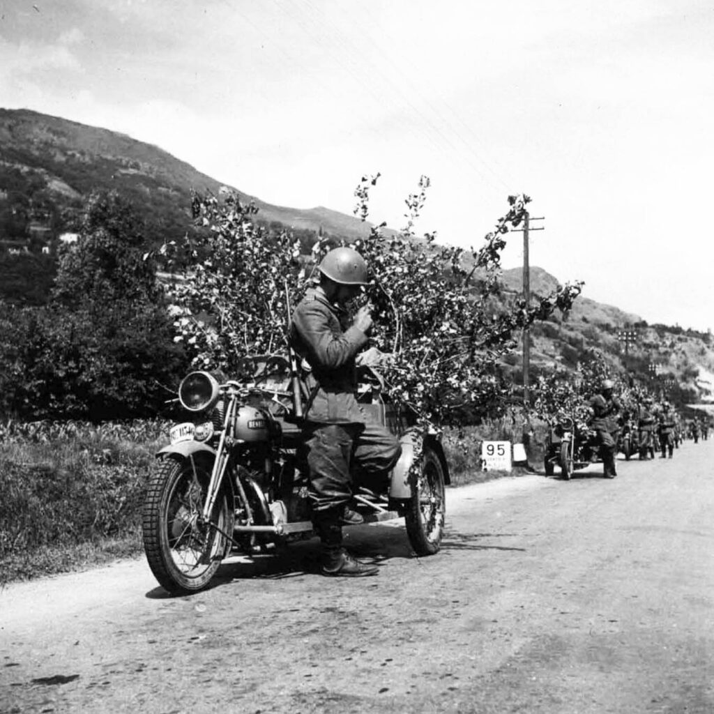 Km 95 della SS26 / Bersaglieri in moto 1940