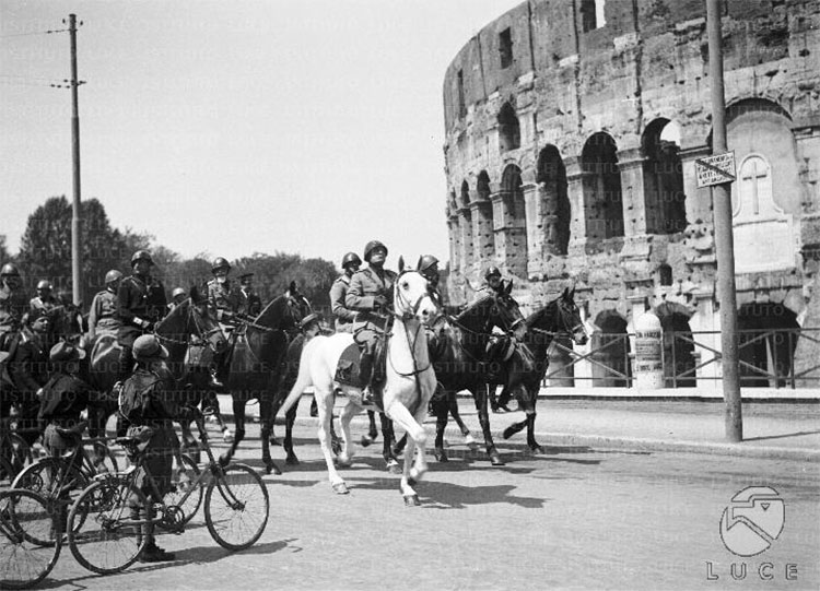 Via dell'Impero, Mussolini a cavallo di fronte al Colosseo