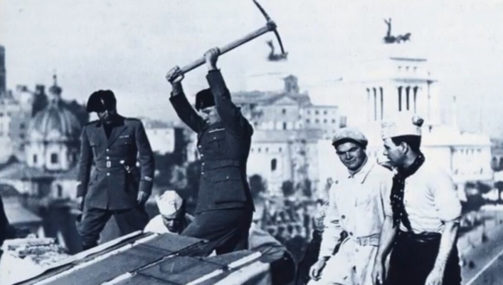 Mussolini con piccone ei pressi di via dell'Impero