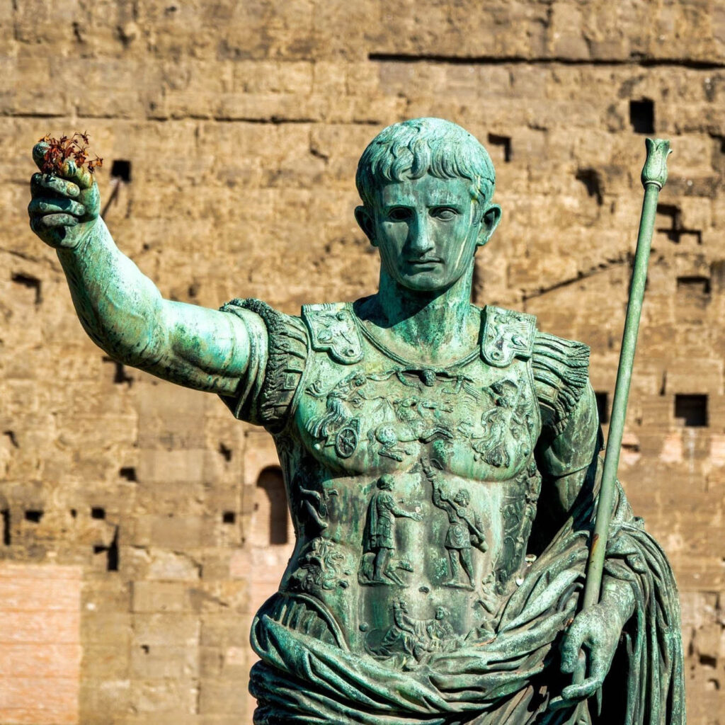 Via dell'Impero, statua di Giulio Cesare